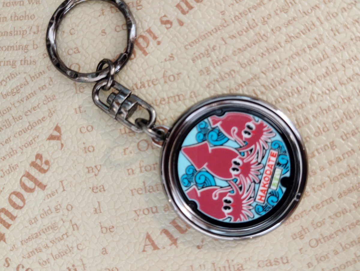 cafeDripDrop's tweet photo. ◆新商品のお知らせ◆
人気のマンホールカードの絵柄がメダルになって登場！
ケースのまま飾っても、別売りのパーツをつけてキーホルダーにも。
「五稜郭」と函館名物「イカ」の2種類です。
メダルは各900円
キーホルダーパーツは300円(いずれも税込み） https://t.co/yHTaaXKvzl