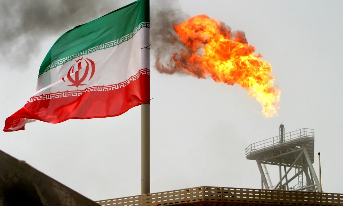XNewsJournal's tweet photo. 🇮🇱🇮🇷Oil prices surge 10% after Israel launches unilateral airstrikes against Iran.

Israel launched a unilateral airstrike against Iran early on Friday, causing explosions in Tehran and sharply raising Middle East tensions.
The strike followed mounting tensions over U.S. efforts to halt Iran's nuclear material production, with the U.S. denying involvement in the operation.
Oil prices surged more than 7%, with Brent crude rising to $74.65 a barrel, while global stock futures fell and investors moved to safe havens like gold and yen.
Market experts noted the escalation dealt a blow to risk sentiment, with one analyst saying the Middle East 'blew the lid off global markets', and others warning of further deterioration.
The event raises risks of disrupted oil supply routes and potential regional escalation, likely sustaining upward pressure on crude and defensive assets amid ongoing uncertainty.
