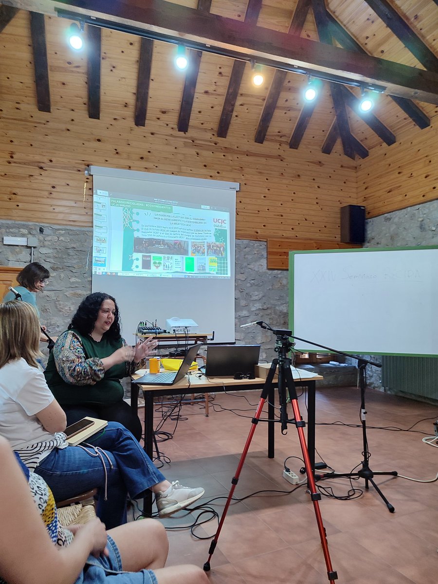MARTAGR82's tweet photo. Explicando el futuro de un nuevo club de lectura verde basado en el Club de lectura  Los insólitos,  en la Biblioteca Elan Fortun que empezará en octubre @LibrosCMadrid  en el #XXIVRecida 💚💚 #RECIDA2025 #bibliotecasverdes ¡Gracias por aprender siempre de los mejores! https://t.co/iZnAmb3fAd