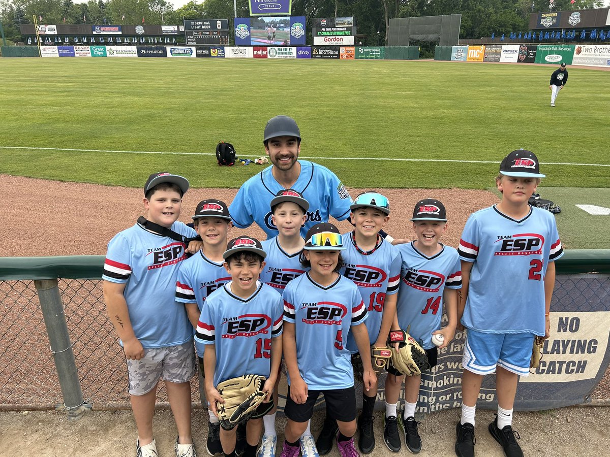 TaddGibby24's tweet photo. The @ESPBlack2033 squad hanging out w/their favorite pro player @NickDeli12 of the @KCCougars on the FIELD today.  Some very happy smiling faces seeing one of the #ESPTrained trainers on the field. Thanks 2 Nick for being so kind hearted &amp; giving his time 2 our players #ESPFamily https://t.co/dfA6WXyK1f