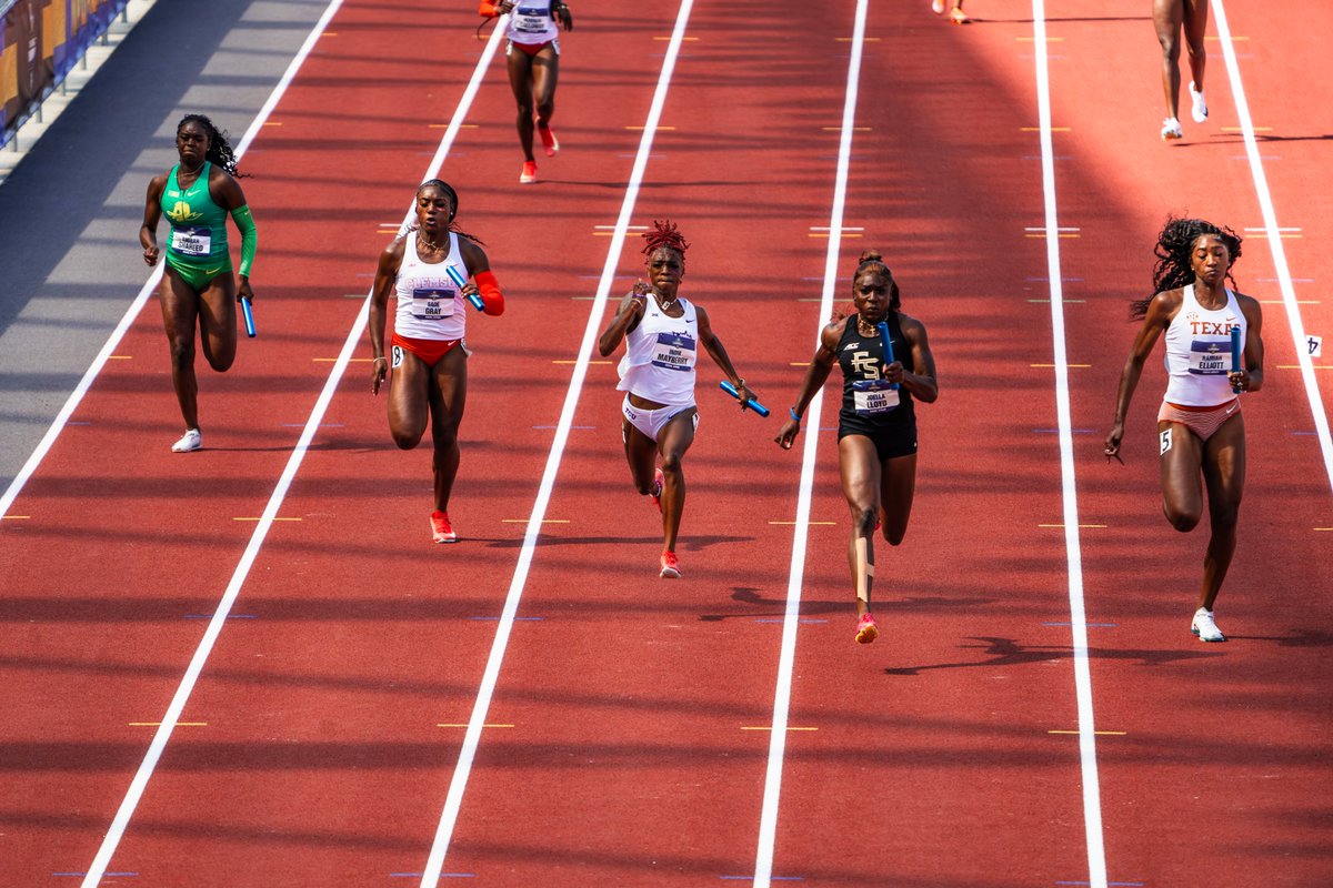 Moving 🔛

Teanna, Iyana, London and Indya pick up a 𝐛𝐢𝐠 𝐐 in heat one of the 4x100m relay to advance to Saturday's final 🔥