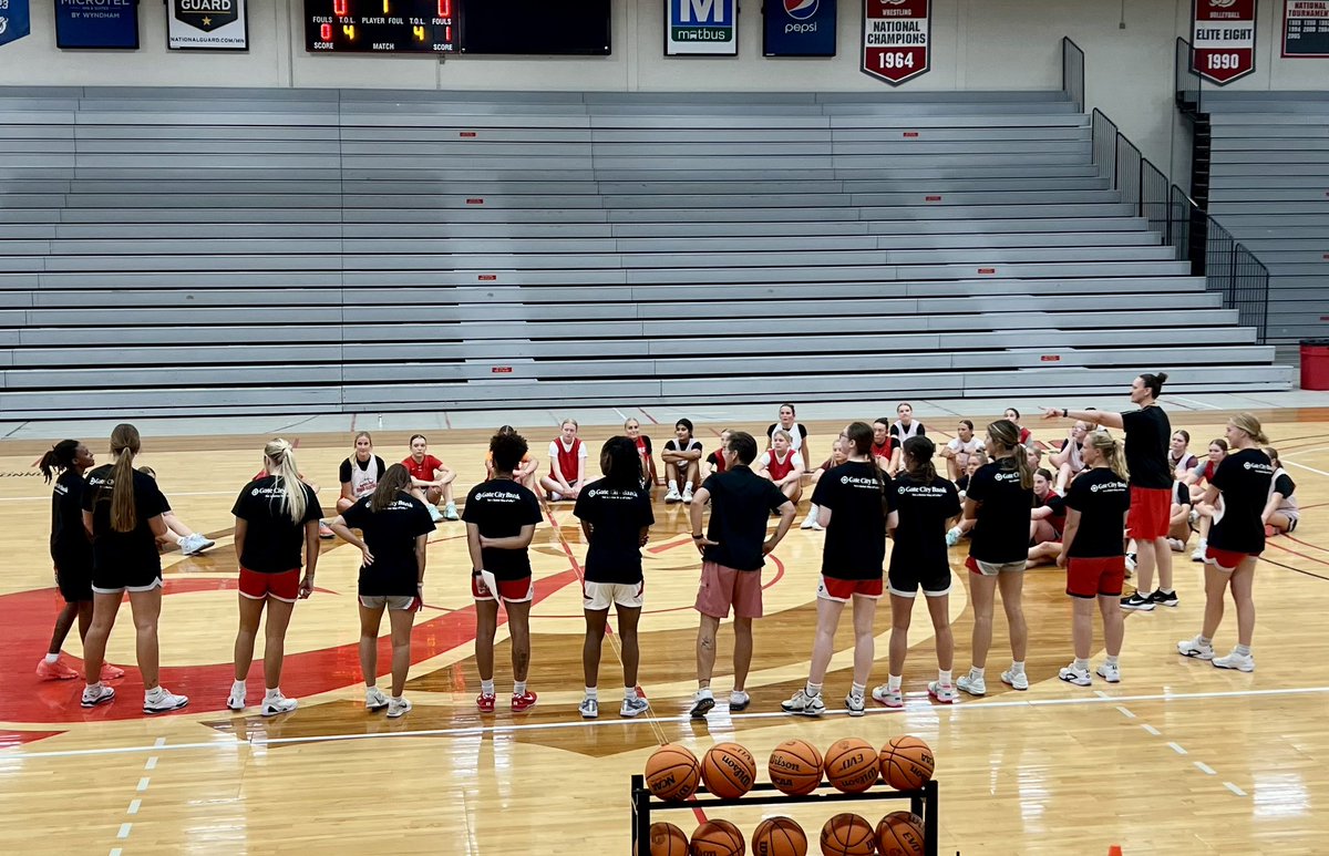 JensynStorhoff's tweet image. Another awesome Elite Camp! Thank you so much to @nelsnkar, @Coach_Swenson, Coach DJ Davis, and the @MSUM_WBB players and staff for a great afternoon of ball! #rolldrags  @AirMinnesota @DanJech @emma_collins3