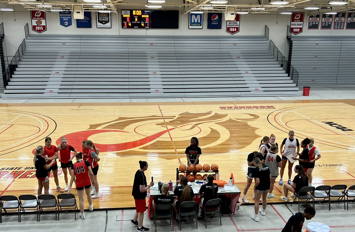 JensynStorhoff's tweet image. Another awesome Elite Camp! Thank you so much to @nelsnkar, @Coach_Swenson, Coach DJ Davis, and the @MSUM_WBB players and staff for a great afternoon of ball! #rolldrags  @AirMinnesota @DanJech @emma_collins3