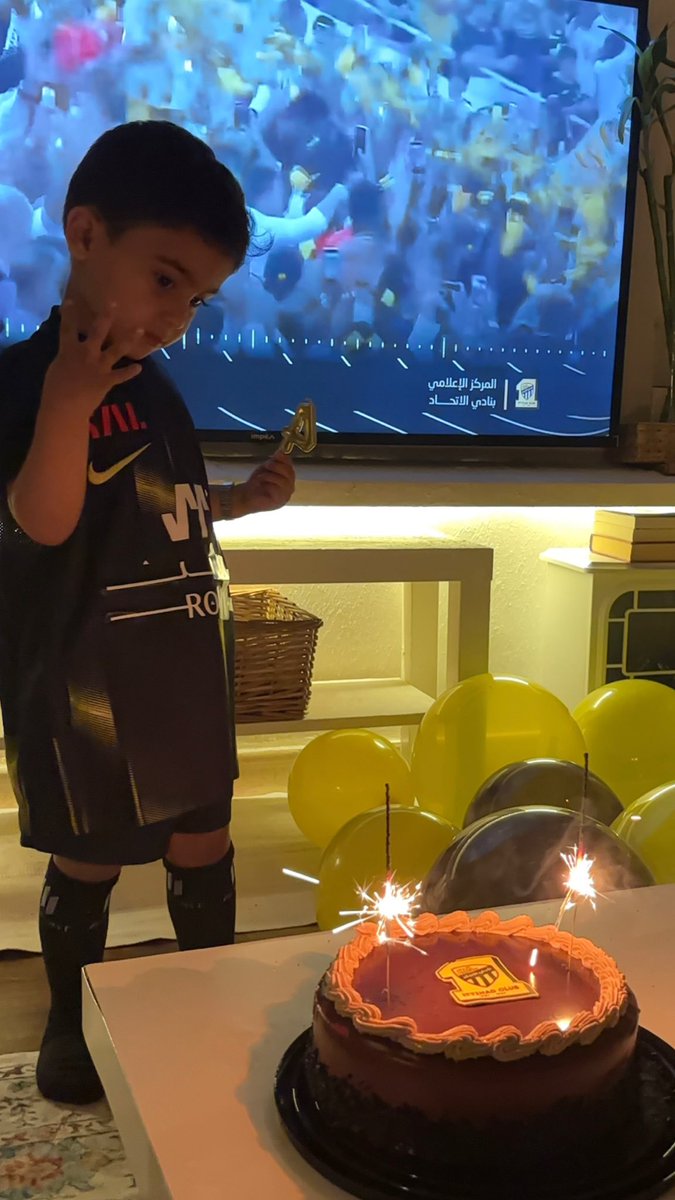 xNNNR's tweet photo. حبيبي الاتحادي اللي كمل 4سنين🖤💛 https://t.co/GWN8EPJahz