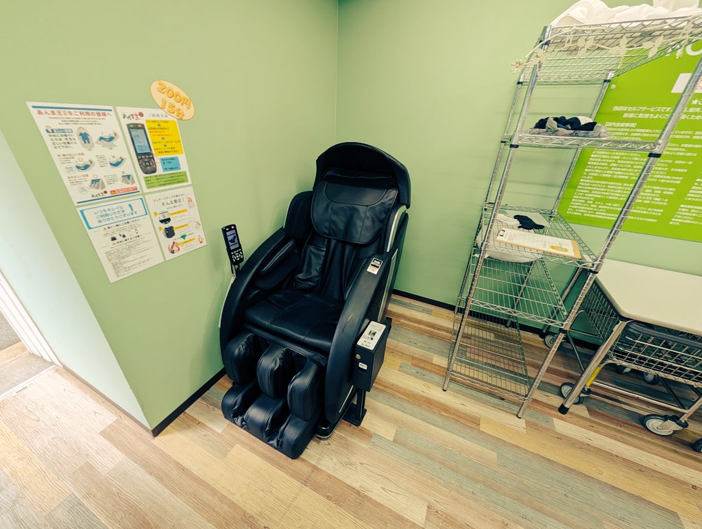 life_spi's tweet photo. 24時間コインランドリー東三国店様にて古くなっていたマッサージチェアを入れ替えさせていただきました💪😊
店内はお洒落な内装＆清潔感があり、気持ちよくお洗濯していただけますよ🩷
お店の詳しい場所はこちら↓
https://t.co/y1hhNopop7
#あんま王 https://t.co/dVVmZdX48j
