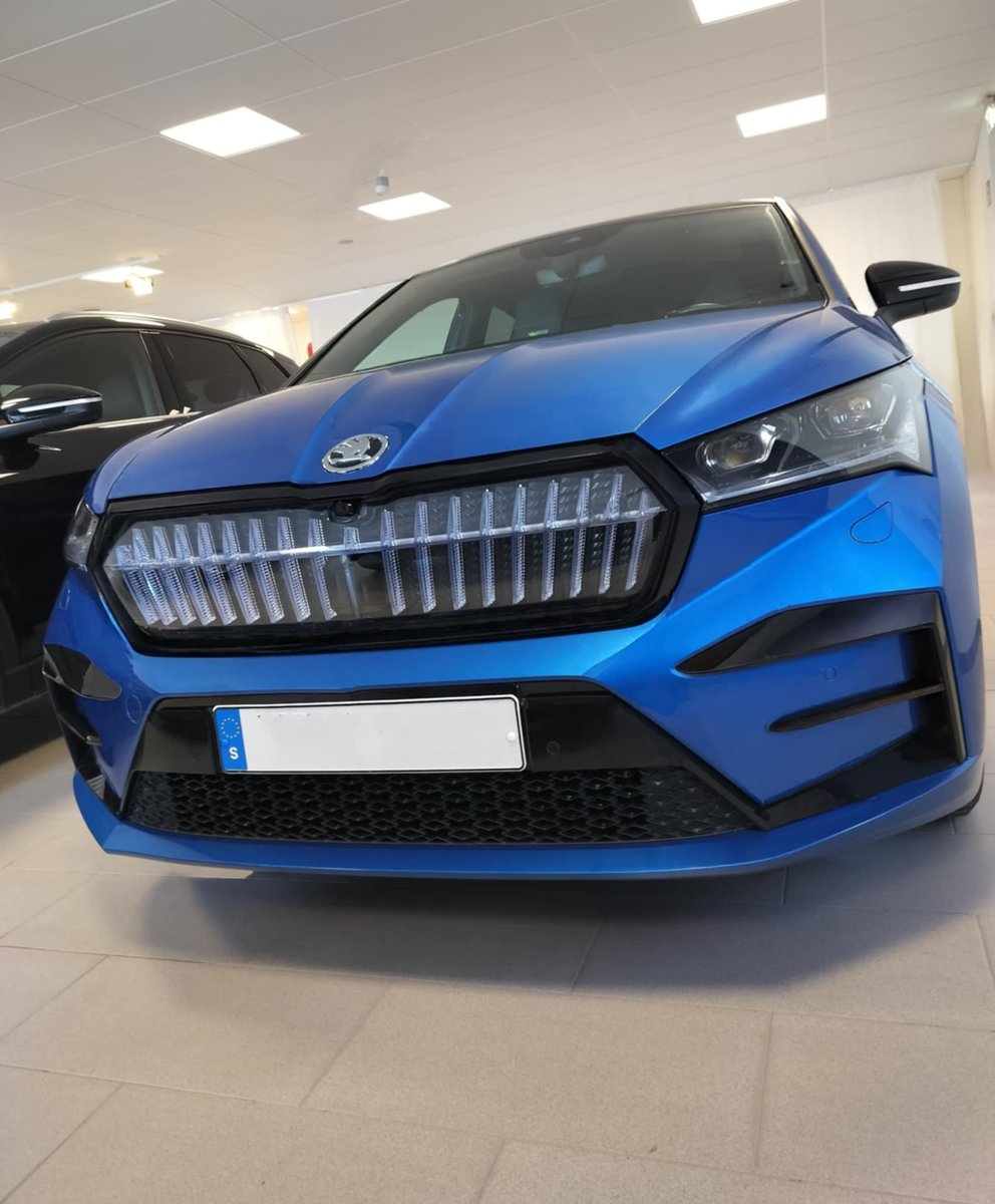 cykelpimon's tweet photo. Skoda Enyaq Coupe RS IV 2023 and has 0-100 km/h: 6.5 seconds and top speed of 180 km/h and driveline two electric motors (front 109 hp, rear 204 hp), system power 299 hp, 460 Nm and 77.0 kWh usable battery and 430 kilometers Real range and max charging power of 11 kW AC,135 kW DC https://t.co/ykpGA4elVo
