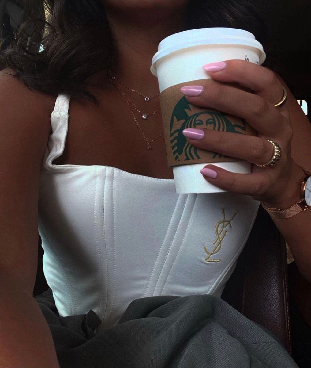 حُورِيَةٌ عَرَبِيَةٌ فِي حُسنِهَا

دُرَرُ الجَمَالُ الفَاتِن العَدنَان

سَمرَاءُ تَقتُلُ حُسنَ كُلُّ صَبِيَةٍ

أَخَّاذَةٌ عَسَلِيَّةُ العَينَانِي

لَو يَعلَمُونَ الحَسنَاوَاتَ بِحُسنِهَا

لَبَكَى الجَمَالُ بِحَالِهِ عَامَانِي.
#الخميس_الونيس 
#فضفضة_مشاعر