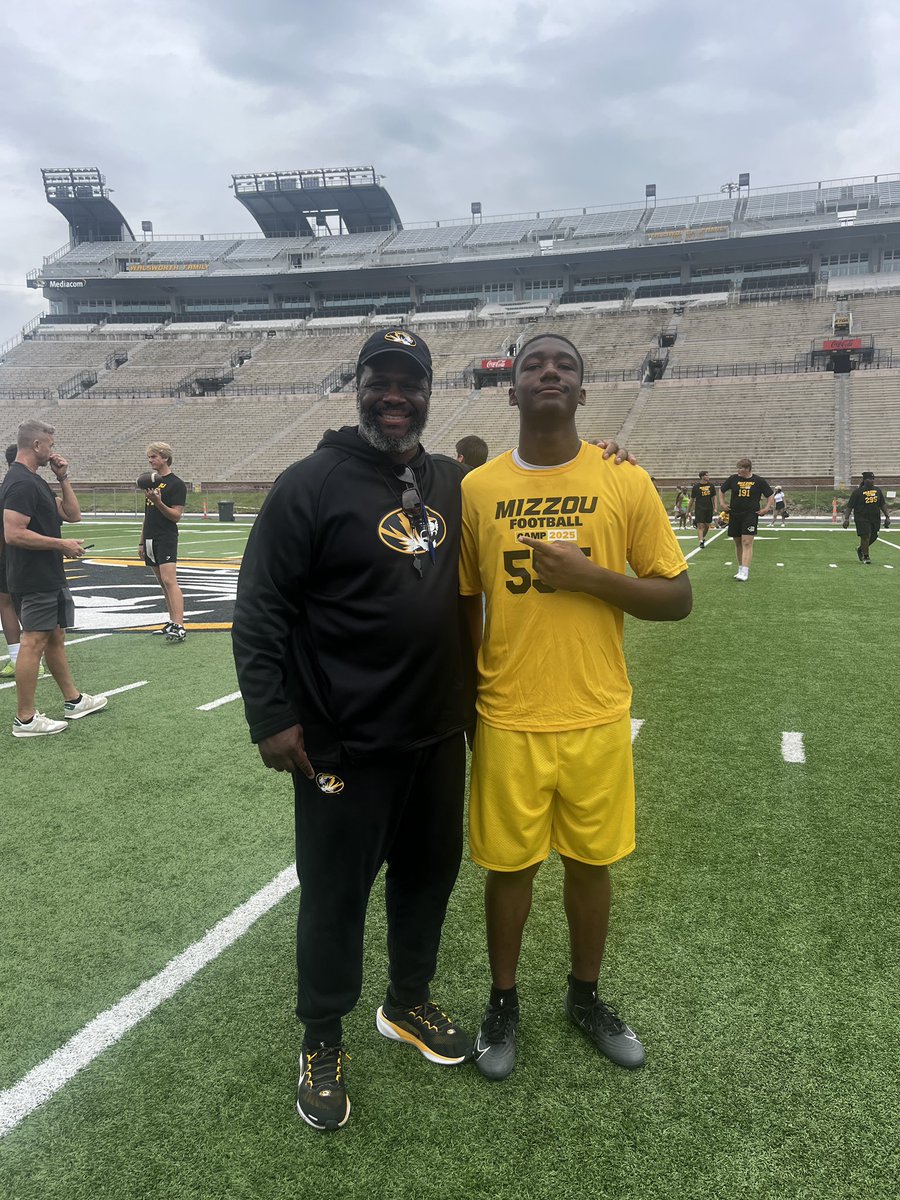 RealJoshua2028's tweet image. Great time competing at @MizzouFootball today! Had an amazing time down there. Won all of my reps today & was a pleasure to work with and talk to @coachalpogue !! @ScottPingel10 @JosiahCoach @MiltonProctorII @B_Dimovitz @JPRockMO @PrepRedzoneMO @GSV_STL @Es_academy