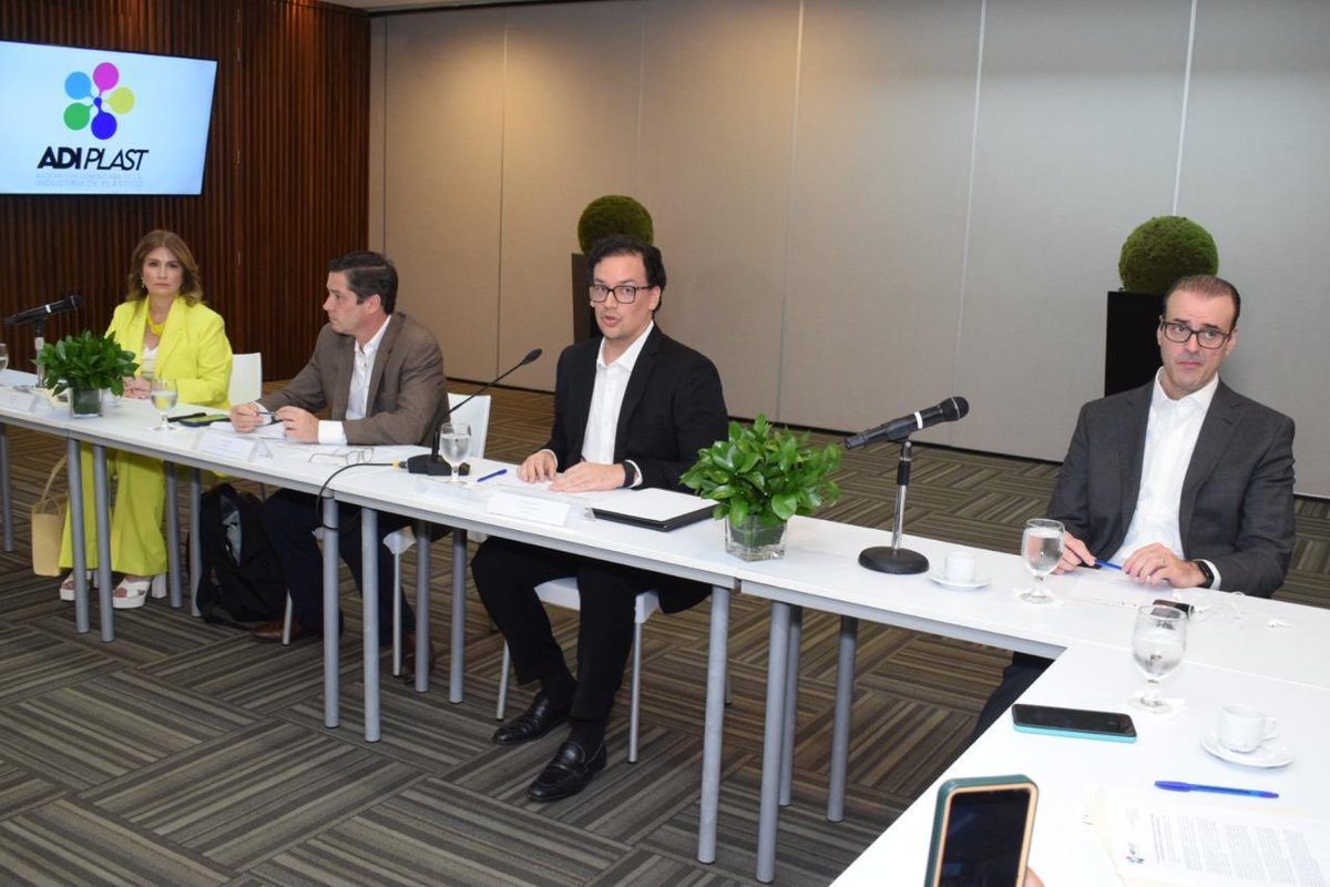 AplatanaoNews's tweet photo. Conversatorio “Rompiendo mitos sobre el plástico” expone realidad sostenible sobre envases y empaques
Participó el experto Cristian Halaby, presidente de la Cámara Ambiental del Plástico de Colombia.
#AplatanaoNews
#adiplast
@airdmedia
https://t.co/AqMBuJnNvD https://t.co/k3UVL8UyLv