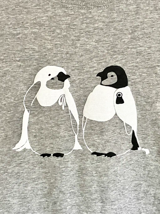 お品書きにものせたけどTシャツは実際はこんな感じです! 成鳥ハクチュウの6色刷りTシャツと雛ハクチュウの手触りぷくぷくTシャツです。 来週から猛暑(梅雨は?)来るらしいのでTシャツ備えたい方は是非