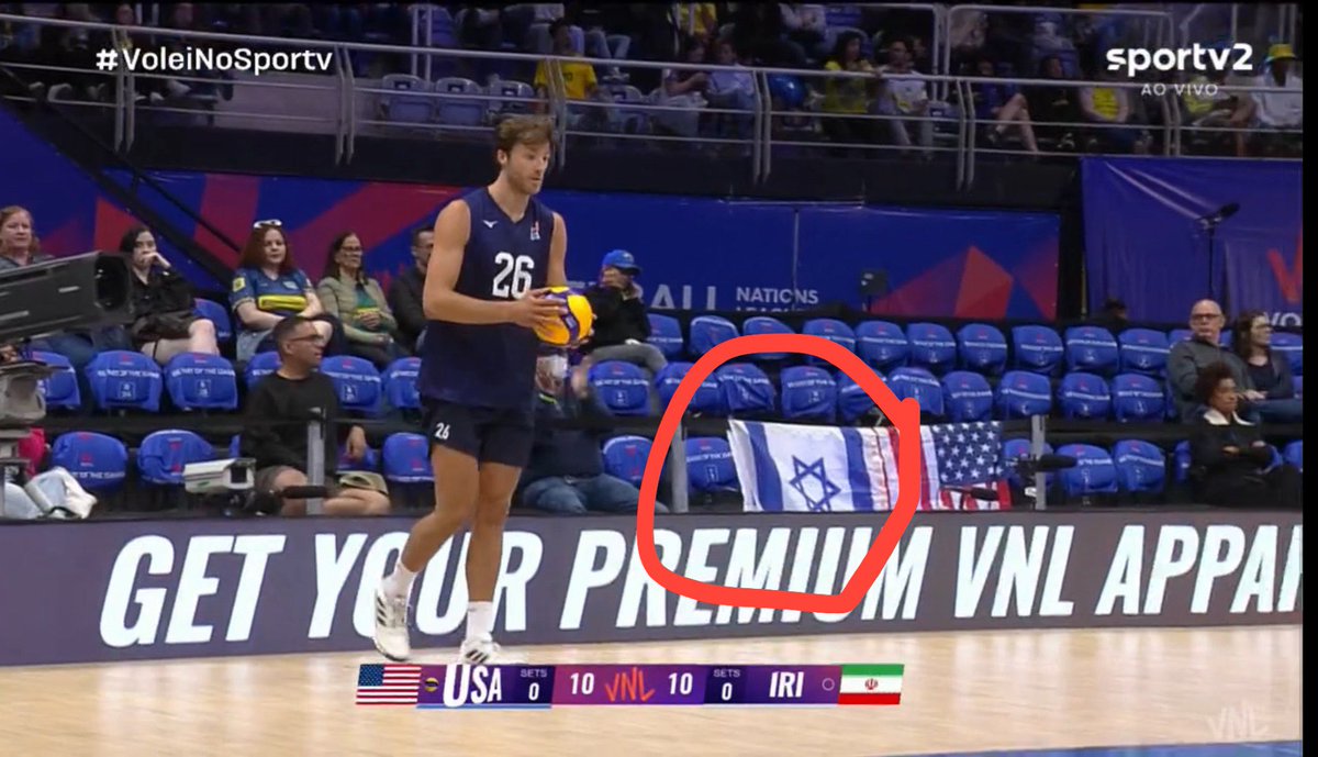 bjimnoombro's tweet image. Isso aqui é de extremo mal gosto e sem noção. Organização da VNL incompetente de deixar a bandeira de um país que não está jogando e trazendo pro esporte provocação de dois países que estão prestes a entrar em guerra. #VoleiNoSporTV