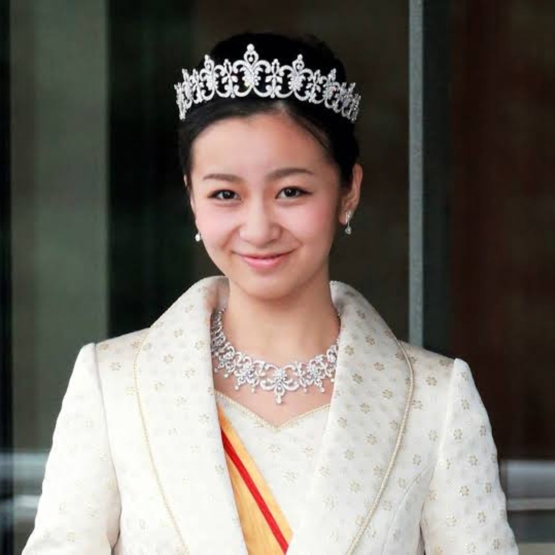 De acordo com a lei japonesa, apenas homens podem herdar o trono. Se Kako casar-se com um plebeu, deixará até o título de princesa. Ainda assim, ela cumpre com zelo suas funções oficiais.