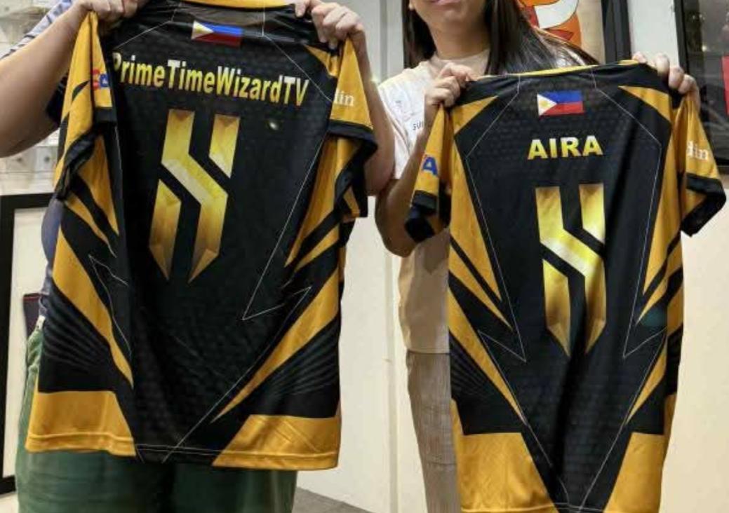 Maybe someone on here can help!

Aira lost her competitor kit in the Hall J women's rest room. She forgot it there for 5mins. It also had 2 black and gold jerseys with our name.

If anyone's seen em dm me thank you 🙏🙏🙏