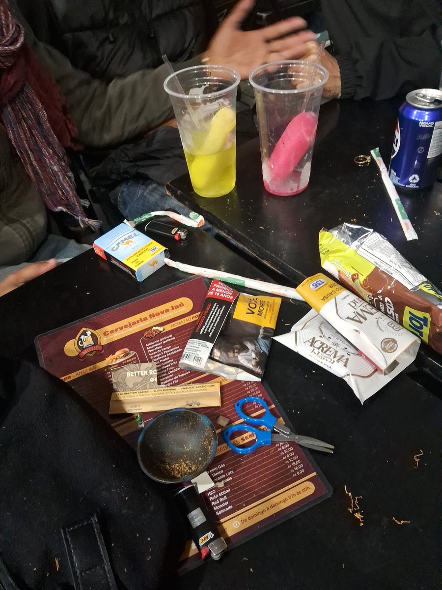 "ai juninho para de fumar acrema, camel e beber gin"

taaarrrr kkkk