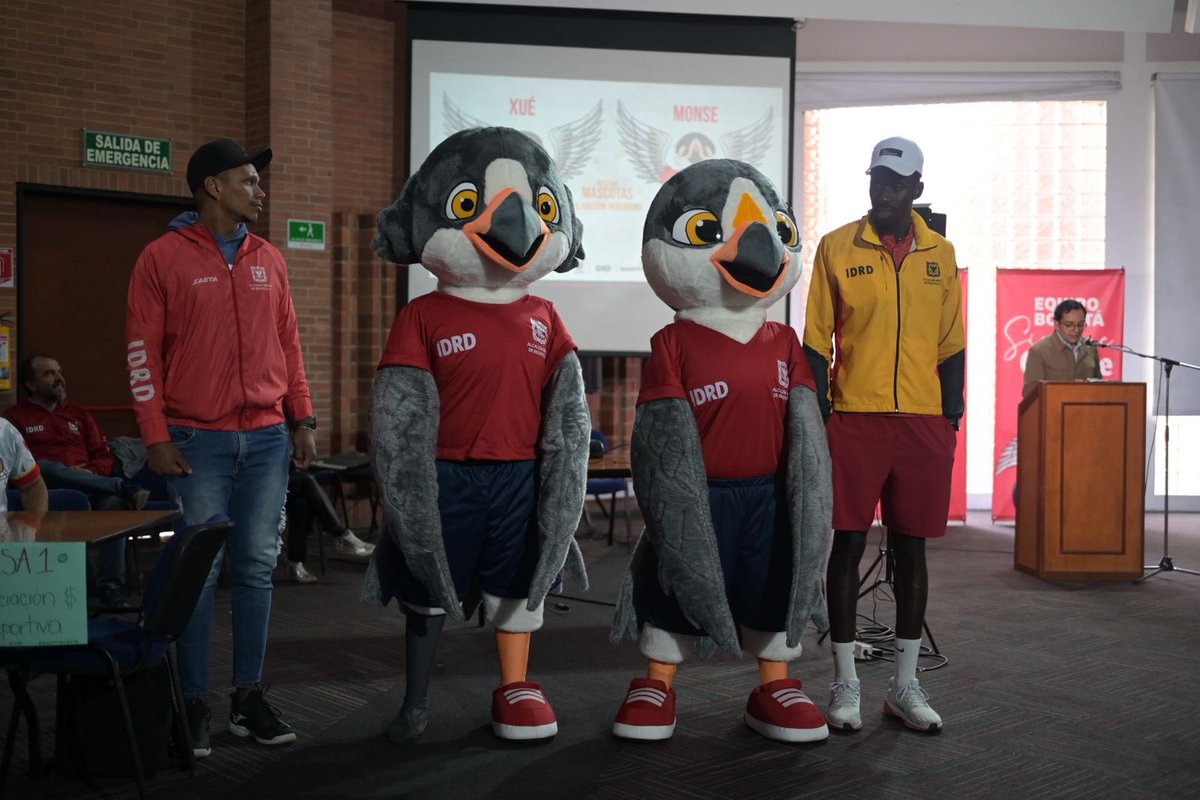 IDRD's tweet photo. Hoy vivimos una jornada de ideas 💡 reflexión 🧠 y trabajo en equipo 🤝
Entre mesas, colores 🎨 y conversaciones, construimos juntos lo que soñamos para el deporte en Bogotá 🏙️
Y como siempre, nuestras mascotas del #EquipoBogotá Xué y Monse acompañando nuestros espacios 🐾

#AquíSíPasa, Bogotá, mi ciudad, mi casa.