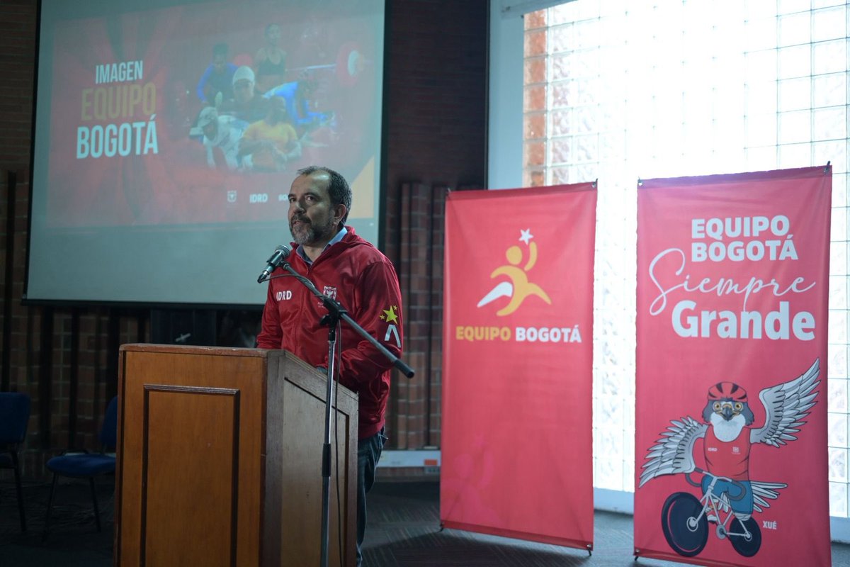 IDRD's tweet photo. Hoy vivimos una jornada de ideas 💡 reflexión 🧠 y trabajo en equipo 🤝
Entre mesas, colores 🎨 y conversaciones, construimos juntos lo que soñamos para el deporte en Bogotá 🏙️
Y como siempre, nuestras mascotas del #EquipoBogotá Xué y Monse acompañando nuestros espacios 🐾

#AquíSíPasa, Bogotá, mi ciudad, mi casa.