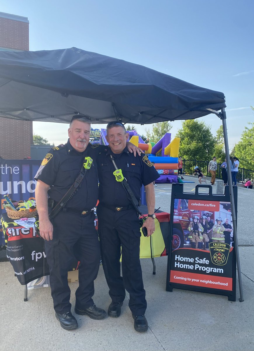 CaledonFireES's tweet photo. Firefighters from Station 301 had a great time at @AltonPublic Spring Fling!
All year, teachers have been teaching the @NFPA #LearnNotToBurn curriculum, and tonight our firefighters had the chance to see those lessons in action by interacting with students and their families. #CommunityHelpers