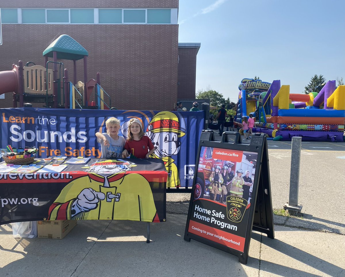 CaledonFireES's tweet photo. Firefighters from Station 301 had a great time at @AltonPublic Spring Fling!
All year, teachers have been teaching the @NFPA #LearnNotToBurn curriculum, and tonight our firefighters had the chance to see those lessons in action by interacting with students and their families. #CommunityHelpers