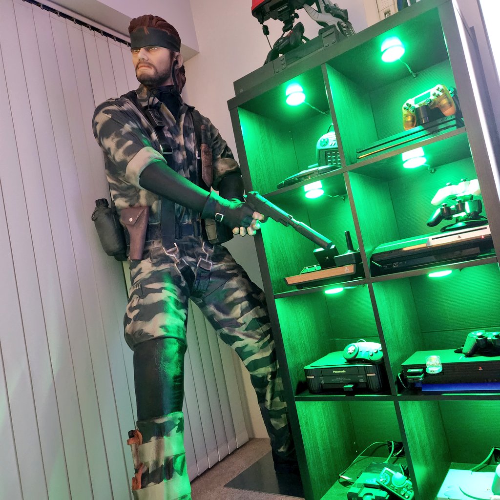 dax_exe's tweet photo. 📦❗️🐍

Unboxed a new life-sized MGS3 Big Boss promotional statue from 2004.

Originally distributed to promote the upcoming release of Metal Gear Solid 3: Snake Eater (PS2), one of my all-time favourite games.
// @Kojima_Hideo @HIDEO_KOJIMA_EN @Kaizerkunkun https://t.co/AtVhMouXHx