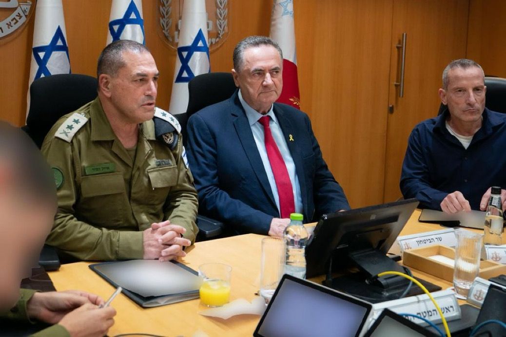 MarioNawfal's tweet image. 🚨🇮🇱🇮🇷 BREAKING: DEFENSE MINISTER, IDF BRASS IN WAR ROOM PRIOR TO IRAN STRIKES

Defense Minister Israel Katz’s office released photos showing him in a high-level meeting with IDF Chief of Staff Lt. Gen. Eyal Zamir and top military brass. 

The gathering took place ahead of the…
