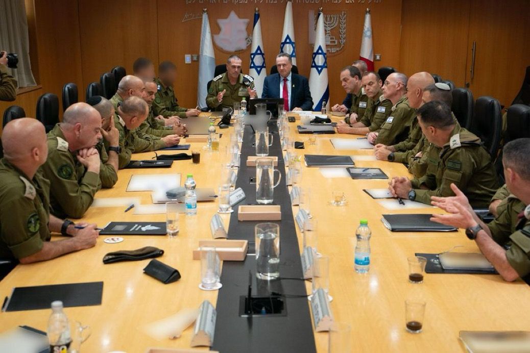 MarioNawfal's tweet image. 🚨🇮🇱🇮🇷 BREAKING: DEFENSE MINISTER, IDF BRASS IN WAR ROOM PRIOR TO IRAN STRIKES

Defense Minister Israel Katz’s office released photos showing him in a high-level meeting with IDF Chief of Staff Lt. Gen. Eyal Zamir and top military brass. 

The gathering took place ahead of the…
