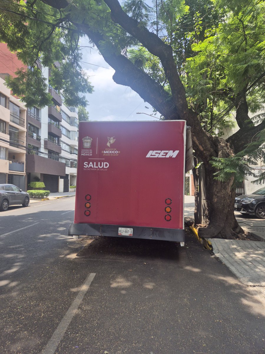 AnaGGuerreroC's tweet photo. @SSC_CDMX Hay un camión de la @SSaludCdMx de Mamografia desde 1 año Mal estacionado en calle San Francisco y NADIE responde por el, quien se hace cargo de recogerlo? https://t.co/PyWr36qBMk