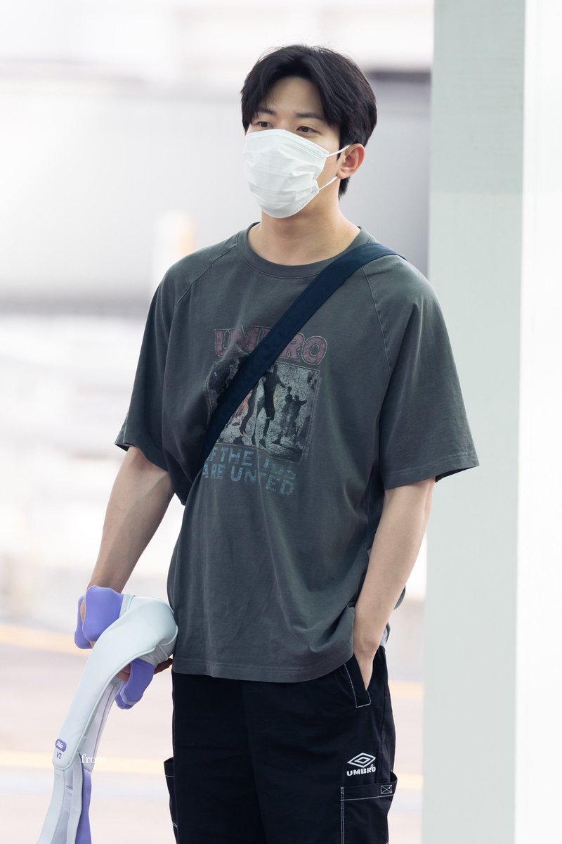 엄브로의 남자.. 눈 왜케 부엇어 ㅠ 겸디 풀리오 들고 비행기 타는거야? 웃겨죽겐네 개판판하고 어깨넓고 힘줄에바고 걍 여기서 죽을램다