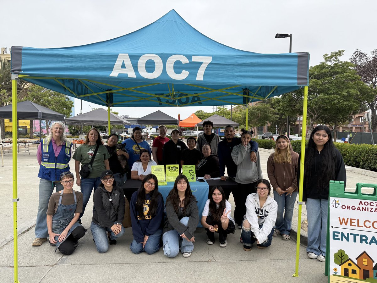 LongBeachBuilds's tweet photo. @AOC7LBC hosted a free farmers market, funded in part by the Neighborhood Grant Program, to provide healthy fruits &amp; veggies at no cost &amp; help address food insecurity in the community. 🍎🙌

Learn more about neighborhood grants available:
📲562.570.6866
🔗https://t.co/vVWDE9atfN https://t.co/tCkhavmM7V