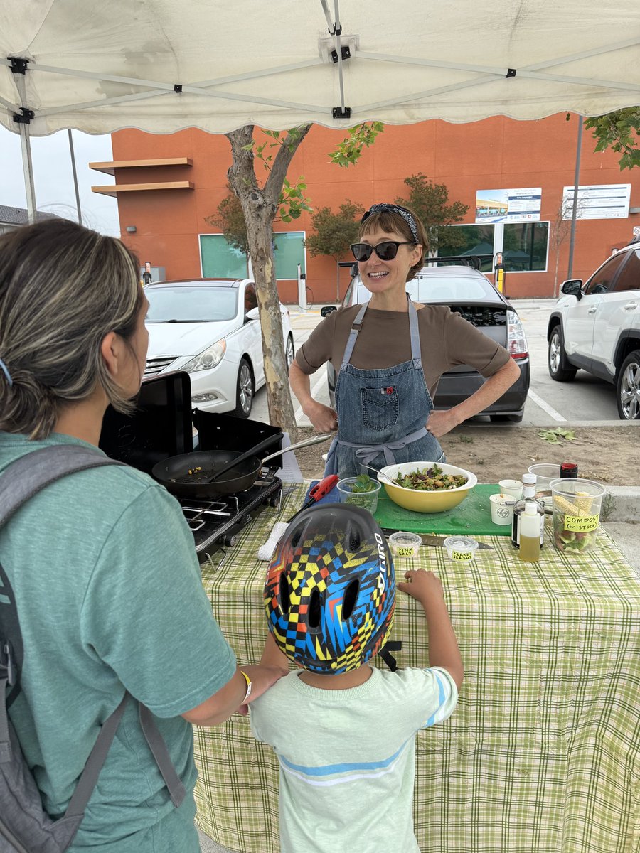 LongBeachBuilds's tweet photo. @AOC7LBC hosted a free farmers market, funded in part by the Neighborhood Grant Program, to provide healthy fruits &amp; veggies at no cost &amp; help address food insecurity in the community. 🍎🙌

Learn more about neighborhood grants available:
📲562.570.6866
🔗https://t.co/vVWDE9atfN https://t.co/tCkhavmM7V