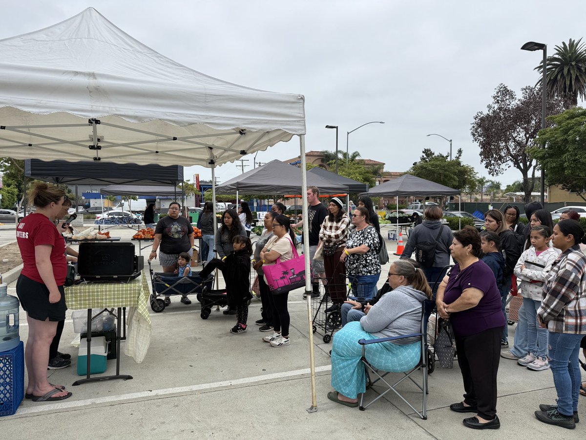 LongBeachBuilds's tweet photo. @AOC7LBC hosted a free farmers market, funded in part by the Neighborhood Grant Program, to provide healthy fruits &amp; veggies at no cost &amp; help address food insecurity in the community. 🍎🙌

Learn more about neighborhood grants available:
📲562.570.6866
🔗https://t.co/vVWDE9atfN https://t.co/tCkhavmM7V
