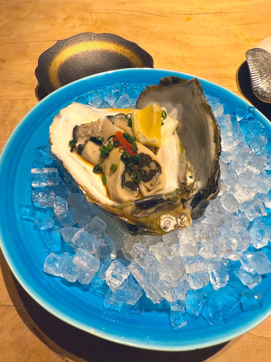 この前ね、さくらちゃんが高級なお寿司のコースに連れてってくれたの〜！✨
あんな贅沢、人生で初めてかも…！
しかもウニも初めて食べたんだけど、思ったより美味しくてびっくりしちゃった🍣 💕

今度会う時、私に奢らせて〜🥰