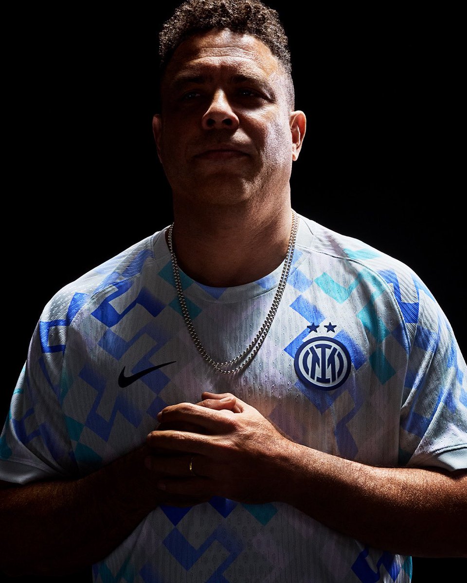 Inter's tweet photo. Ronaldo. Il nostro Away Kit. 
Altro da aggiungere? 🇧🇷🤍 https://t.co/xTeuCMVDEW
