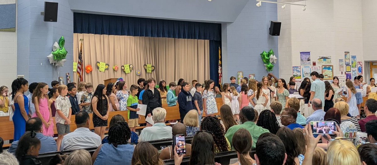 RollingKnollsES's tweet photo. We had a wonderful afternoon celebrating our 5th Grade Rockets promotion! Middle School Here They Come! 💚🚀💚#OnceaRocketAlwaysaRocket
@AACountySchools https://t.co/BOhsJ8TbuY
