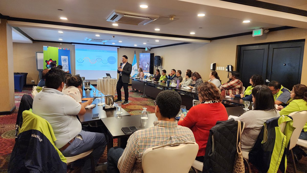 PNUDGuatemala's tweet photo. En alianza con @muniguate y @ACNURGuate, se brindan capacitaciones a coordinadores de las Alcaldías Auxiliares para fortalecer las acciones de protección y cohesión social de las personas en movilidad humana en la Ciudad🇬🇹 https://t.co/18Bf2B0nf2