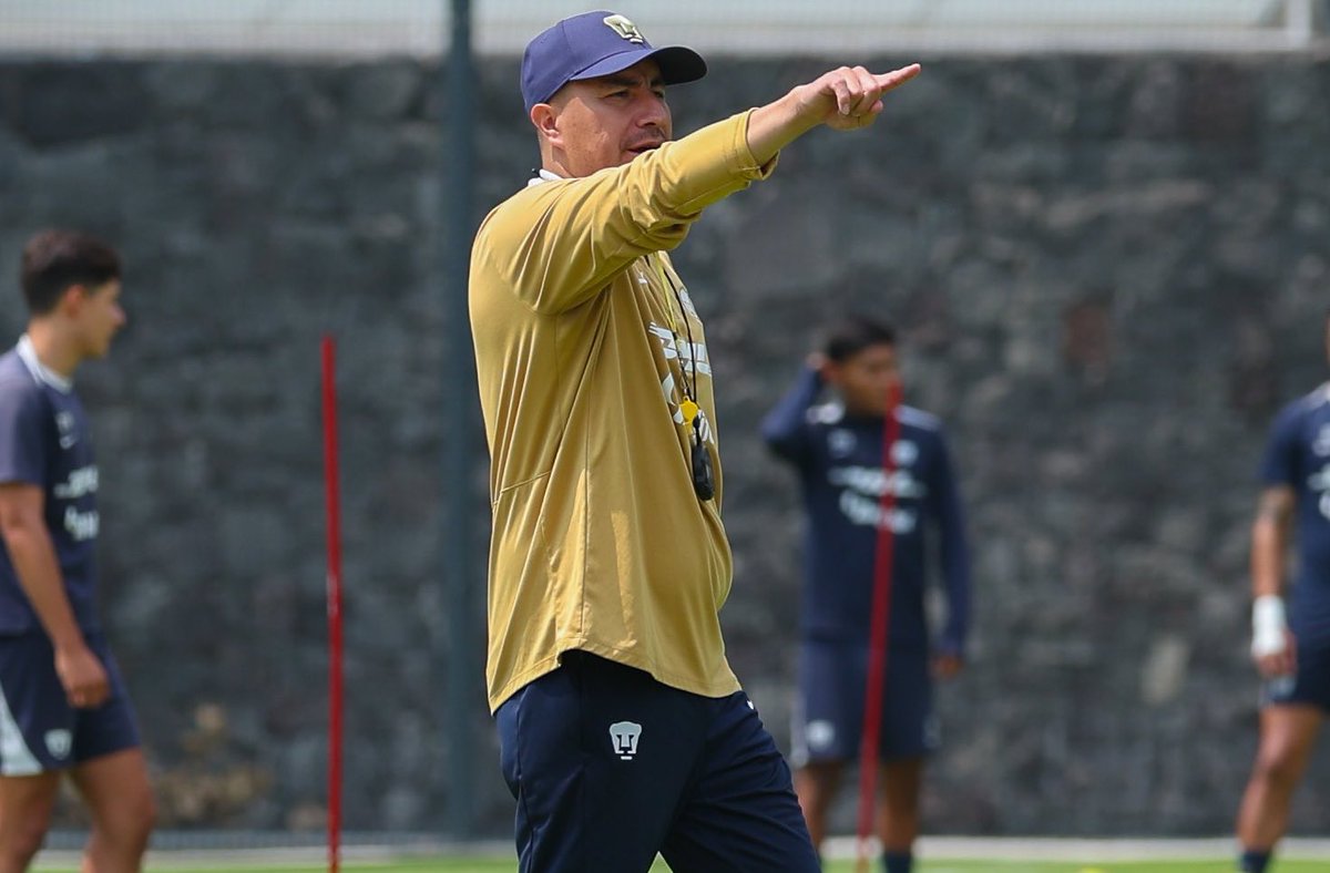 RomeoTheCaster's tweet photo. Hizo la limpieza que hacía falta, trabajó con canteranos antes del comienzo oficial de la pretemporada y está buscando reforzarse con jugadores de experiencia.

No puedo ser el único que tiene tanta confianza en lo que sea que esté armando Efraín Juárez…

No me decepciones.🙏🏼 https://t.co/s0zdA4hgvT