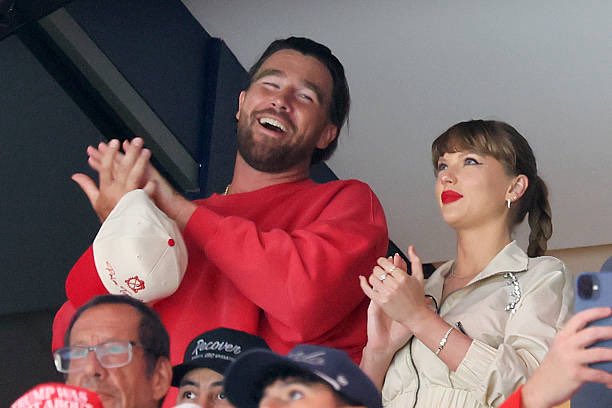 TayvisUpdatesTV's tweet photo. Taylor and Travis at the hockey game tonight https://t.co/Ketjju1dGC