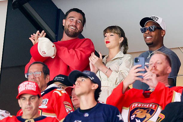 TayvisUpdatesTV's tweet photo. Taylor and Travis at the hockey game tonight https://t.co/Ketjju1dGC