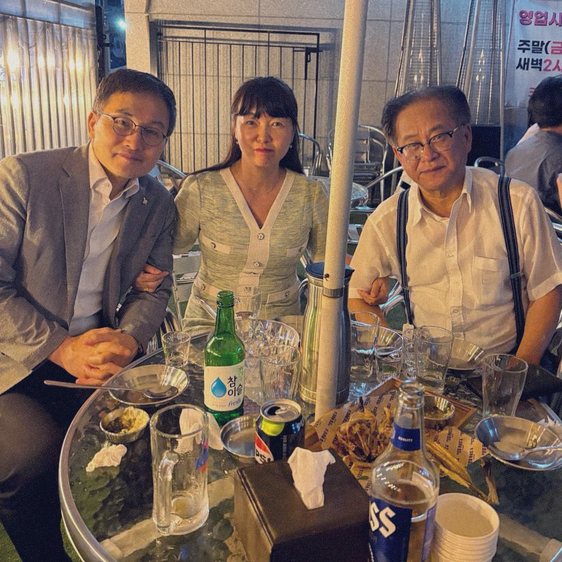 좌측에 계신분은 영화 택시운전사 실제인물인 김사복님의 아드님이신 김승필님. 

영화에서는 딸로 나왔지만 실제 아들만 둘이셨다고 하고. 영화와는 다르게 김시복님은 영어에 능통 하셨고, 그로인해 외국 기자들과 친분이 있었으며. 먼저 기자들에게 광주의 진상을 알리자고 권유하여 두번이나