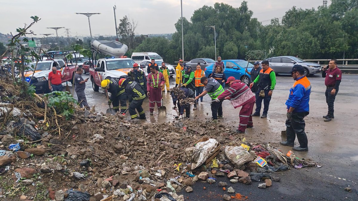 MXReferencia's tweet image. #CDMX 

Como parte del operativo #Tlaloque, impulsado por la jefa de Gobierno capitalina, @ClaraBrugadaM, la @SGIRPC_CDMX atendió un deslizamiento de tierra registrado en la colonia San Pedro Zacatenco, ubicada en la alcaldía #GustavoAMadero de la #CiudadDeMéxico.