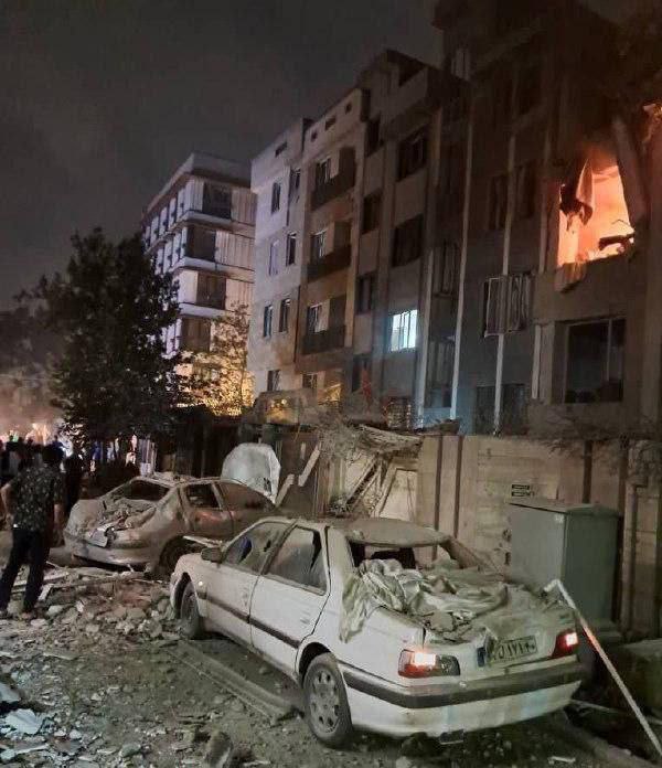 PressTV's tweet photo. Israeli forces carry out strikes on residential buildings across Tehran.

Follow Press TV on Telegram: https://t.co/LWoNSpkJSh https://t.co/nyTG2e7aNt