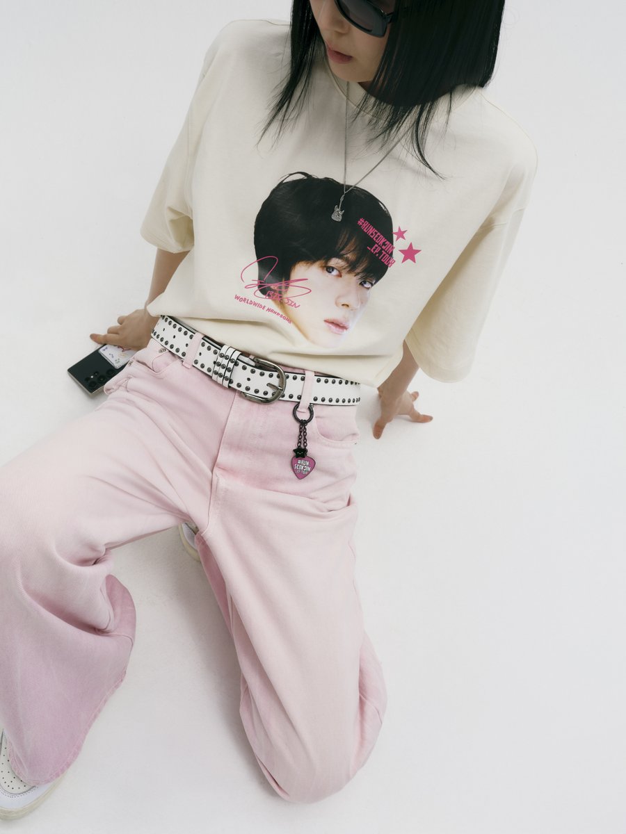 HYBE_MERCH's tweet photo. 진 (Jin) 'RUNSEOKJIN_EP.TOUR' Merch. 추가 판매 오픈 안내 

📅 판매 오픈: 2025. 6. 13. 12PM (KST)
🖤 상품 자세히 보기: https://t.co/RZz5UhYsjc
📍 @weverseshop

#진 #Jin #Jin_TOUR 
#RUNSEOKJIN_epTOUR https://t.co/I4VSF5PzEu