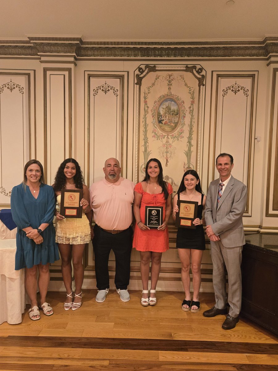 Congratulations to all our 1st Team All County  Athletes! Special Congratulations to Karlie Stier who was honored as our HHS Female Athlete of the Year. 🎉⚽️🏐🥎🐻#gobears #bleedblue