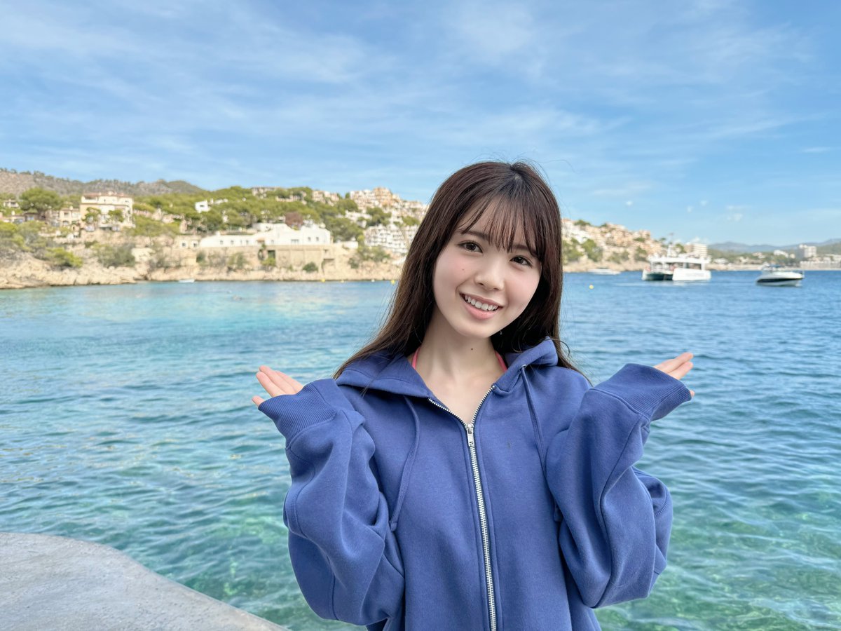 ブルーの海をバックに、パーカー姿のあやめさん🫧🩵

#筒井あやめ1st写真集 #感情の隙間
🐚Amazon amzn.to/4hRyvDT
💐タワレコ bit.ly/3XG1Iud
🧺HMV bit.ly/3QSY2l1
🏰星野書店 bit.ly/4hSm2iY