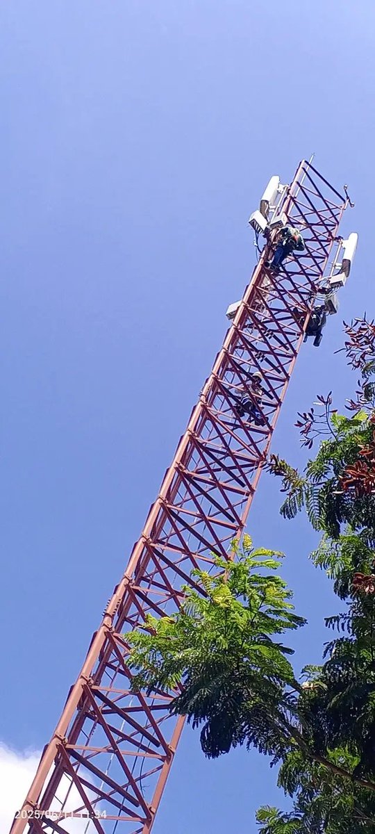 Niurkacm1's tweet photo. #ETECSA en #Santiago, a pesar de las dificultades económicas, está trabajando👷🪜🛠️ arduamente para cumplir su plan de inversiones 2025. Actualmente, están instalando una nueva🗼 #RadioBase Celular en el CD Antonio Maceo, Rpto Sueño, con el objetivo de mejorar las comunicaciones. https://t.co/3L3VrLTgaf