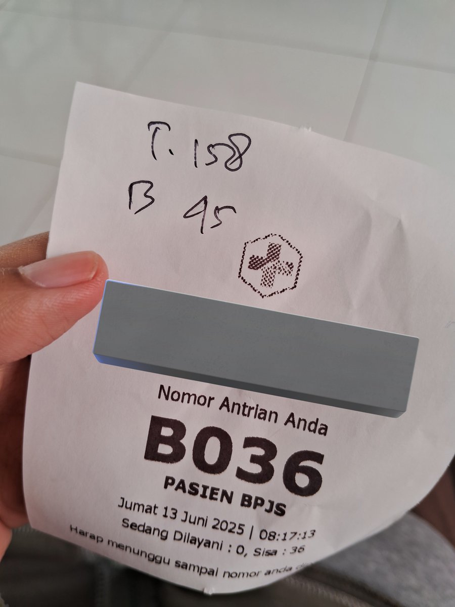 insomyia's tweet photo. Malu bertanya, sesat di jalan, itu benar adanya 😭 harusnya bisa dapat antrian pendek dari jam 8 tapi karena gatau puskesmasnya pindah lokasi jadi antriannya panjang 🫠 https://t.co/cy8PE1WN0R