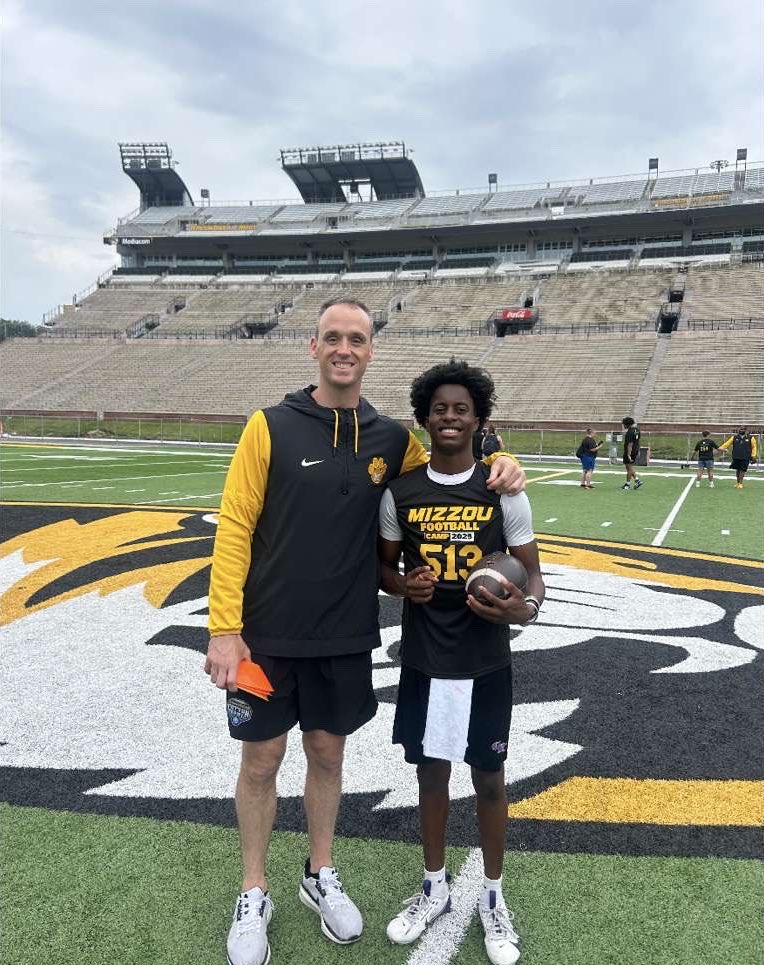 daylenharv's tweet image. Had a great time showcasing at @MizzouFootball! Thank you to @CoachDrinkwitz and @Coach__Gleeson for the teachings today! Thank you @sixstarfootball for the write up🐯.
@ScottPingel10 @CBCFootball @PrepRedzoneMO @JPRockMO @AJSW24 @CoachTwan314 @MidRecruiting @coachnellyy