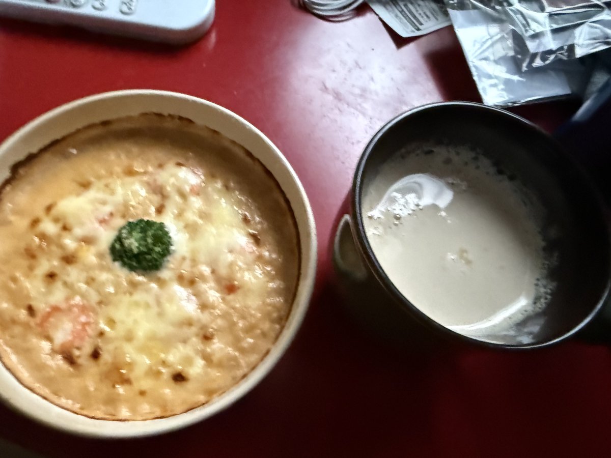 ripmycat27's tweet photo. 昨日の晩ご飯、エビドリアとマサラチャイです。エビドリアのとろ〜りチーズに、ど真ん中のブロッコリートッピングが最高でした✨マサラチャイのスパイシーなミルクテイストもマッチ⭐️ https://t.co/8K9tR7AChY
