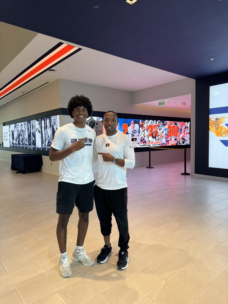 Jaayy3_'s tweet photo. Had an amazing day at Auburn!! WDE🦅🦅@TJRushing20 @CoachDurkin @CoachHughFreeze @mccomb_shane @FootballOMHS @samspiegs @adamgorney @ChadSimmons_ @TomLoy247 https://t.co/LeVqlCiLBa