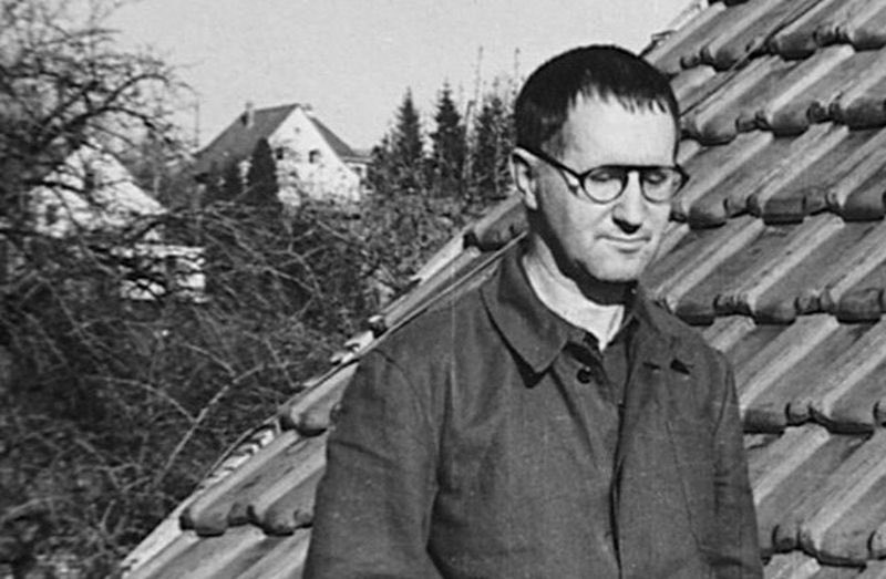 “No os dejéis seducir:
no hay retorno alguno.
El día está a las puertas,
hay ya viento nocturno:
no vendrá otra mañana.
No os dejéis engañar
con que la vida es poco.
Bebedla a grandes tragos
porque no os bastará
cuando hayáis de perderla.
No os dejéis consolar.
Vuestro