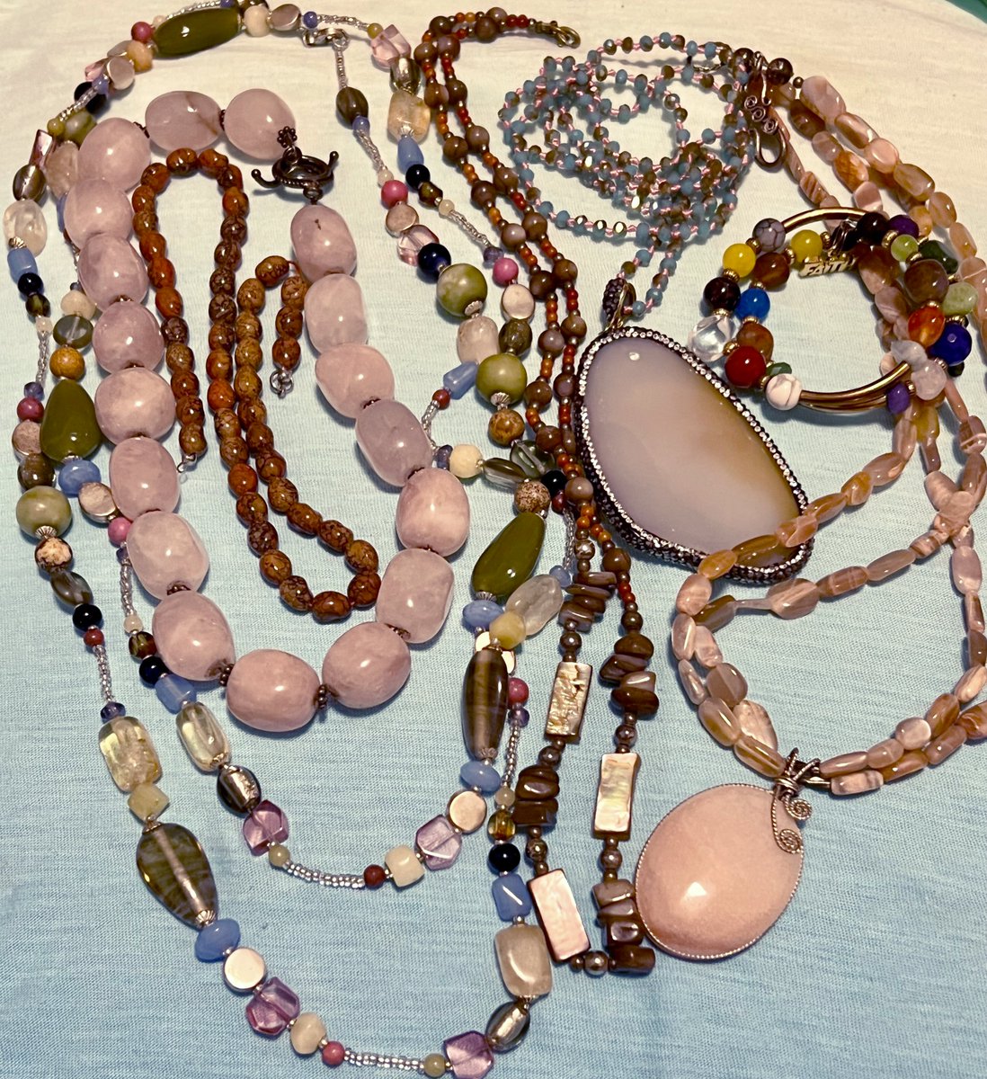 TeriE's tweet image. NICE LOT Wearable Jewelry #Agate #Quartz #Shells Mixed #Gemstones Beads 1+LB ebay.us/m/5Bvjm4 

#jewelrylot #beadjewelry #stonejewelry #handcrafted #crafts #jewelry #necklaces #beads #beadnecklaces #stones #polishedstones #accessories #fashion #funfashion #mixedlot